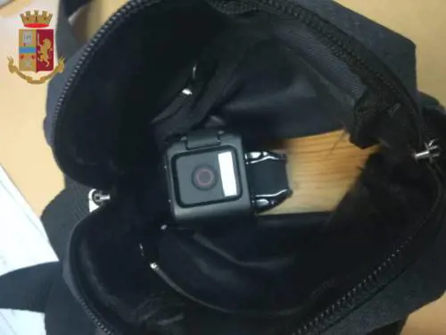 Riprendeva le bambine sotto le gonne con una telecamera nascosta, arrestato imprenditore