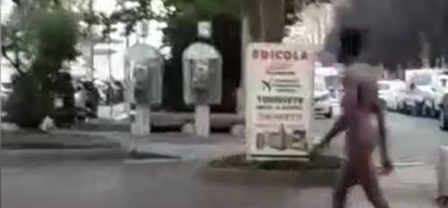 Milano, degrado nel centro cittadino: straniero corre nudo in mezzo alla strada