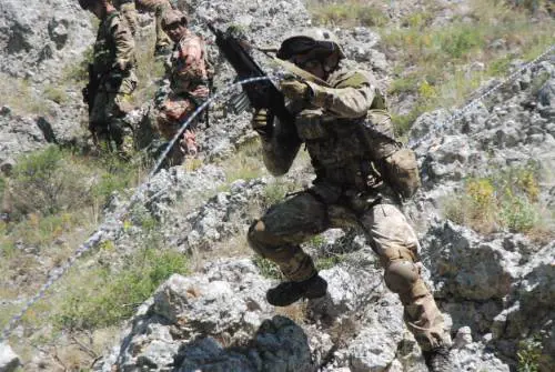 Quell'esercitazione degli alpini che sfida le leggi della gravità