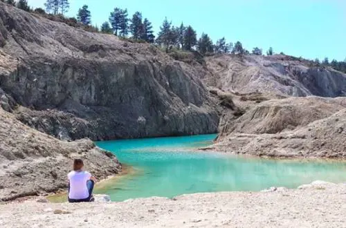 Si tuffano nel lago (tossico) per avere like: influencer in ospedale
