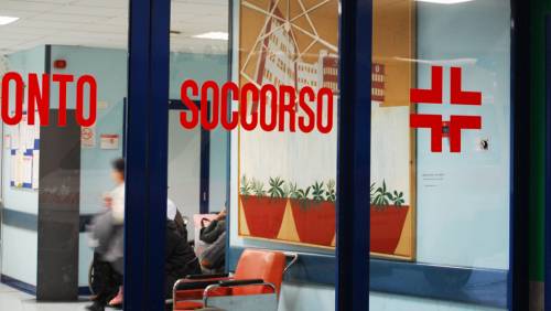 Parma, paura in ospedale: tunisino minaccia sanitari e ferisce agente