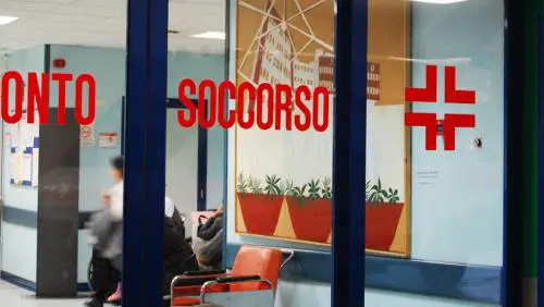 Parma, paura in ospedale: tunisino minaccia sanitari e ferisce agente