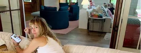 Per Miley Cyrus è tempo di estate. Lo scatto hot infiamma il web