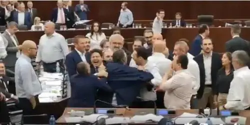 Al Pirellone è "bagarre" sulla sepoltura dei feti Rissa fra Lega e 5 Stelle