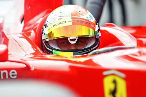 Ferrari, 90 anni di amore. Il Duomo si tinge di rosso