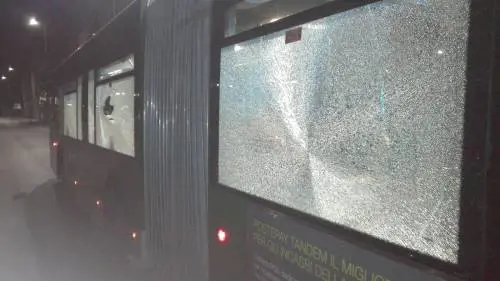 Atm, paura e delirio viaggiano sui mezzi. Tram preso a martellate