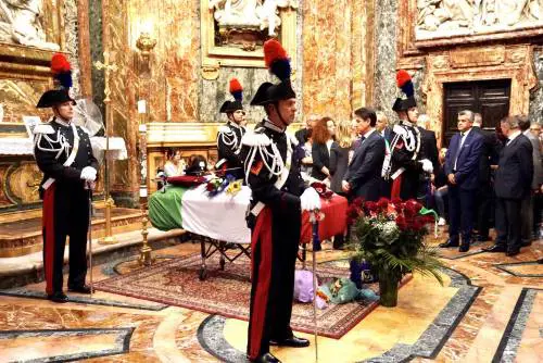 Folla alla camera ardente del carabiniere. Il dolore composto della moglie