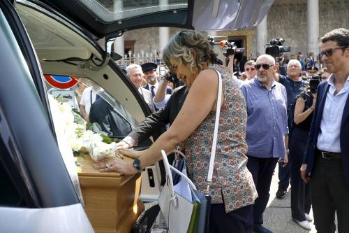 Addio al carabiniere ucciso: ​la chiesa gremita in lacrime