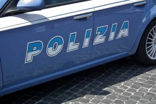 Roma, pregiudicato minaccia agenti con pistola