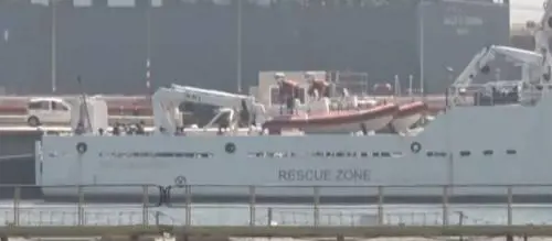 La Gregoretti ferma ancora ad Augusta, Berlino: "Pronti a farci carico dei migranti"