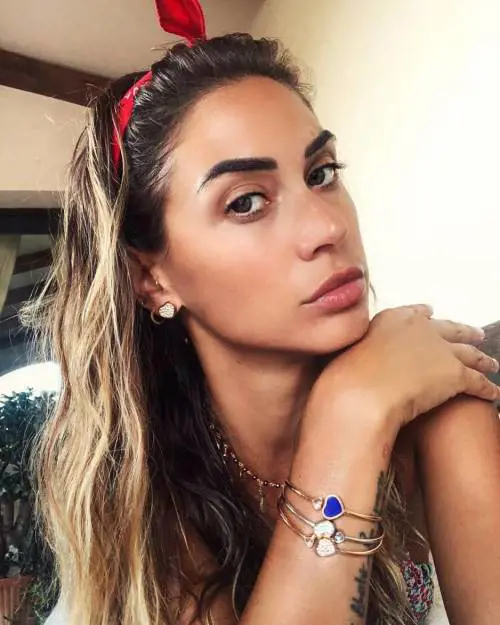 Melissa Satta nuda in spiaggia, coperta solo dal cappello