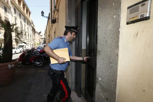 È caccia tra i colleghi alla "talpa" in divisa per la foto con la benda