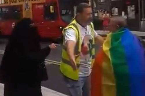 L'islamica in niqab non tollera il gay La sinistra va in tilt