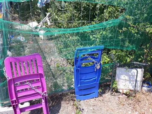 Furti in spiaggia, i bagnanti incatenano le sedie sul lungomare