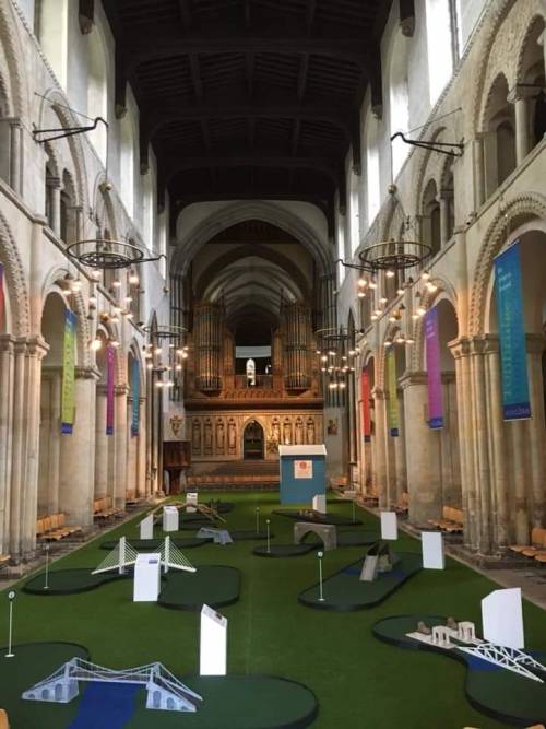 Regno Unito, la cattedrale di Rochester diventa un campo da golf