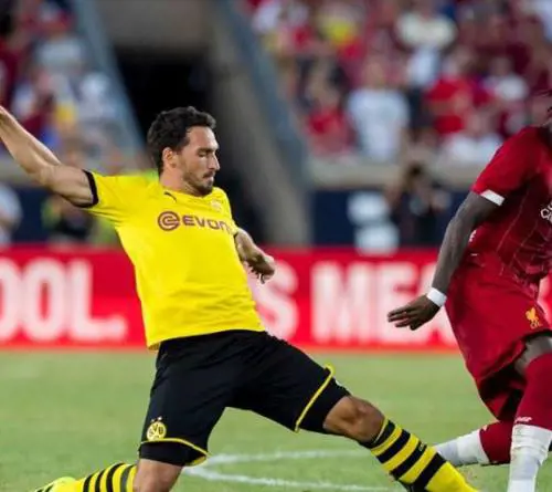 Hummels generoso: sequestrano pallone al bambino, lui gliene porta quattro
