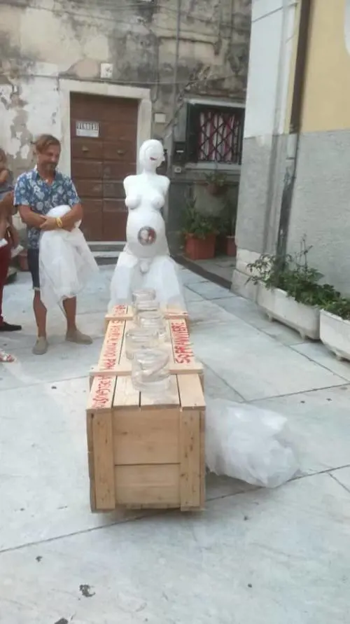 Opera d'arte fa riflettere sull'aborto: durissime polemiche a Carrara