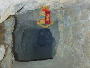 Blitz della polizia: scoperto il covo della banda del buco di Napoli