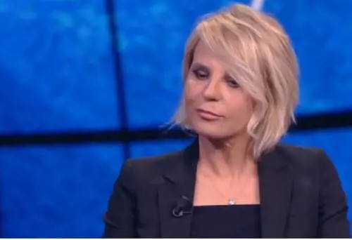 Maria De Filippi in splendida forma sullo yacht