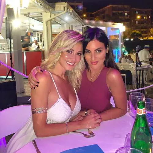 Diletta con le amiche infiamma il web. I fan: "Siete illegali"