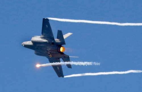 Jet israeliani colpiscono l'Iraq: continua la guerra a Teheran