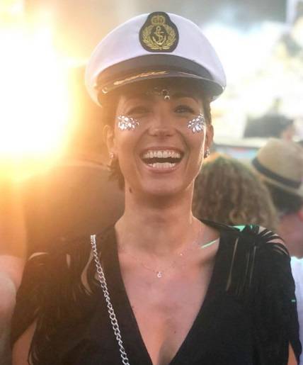 Caterina Balivo scatenata con le amiche al Jova Beach Party di Viareggio