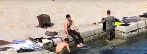 Trieste, migranti si lavano e fanno il bucato in centro: "Pensavamo fosse una piscina"
