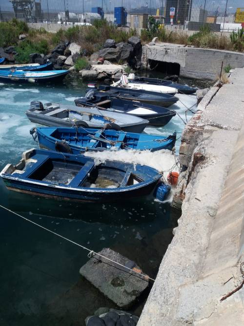 Ancora schiuma nel mare di San Giovanni a Teduccio