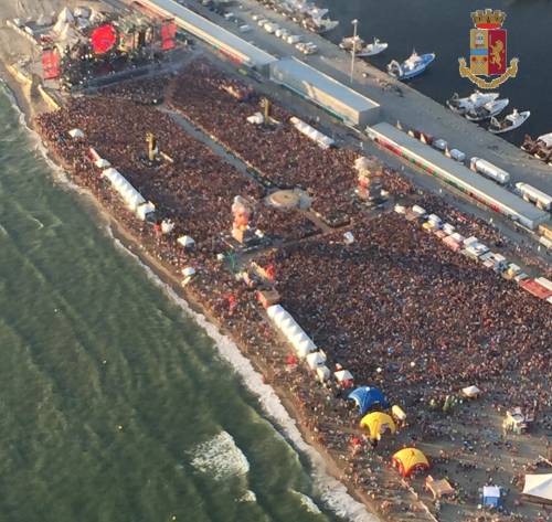 Viareggio, spiaggia invasa dai fan di Jovanotti