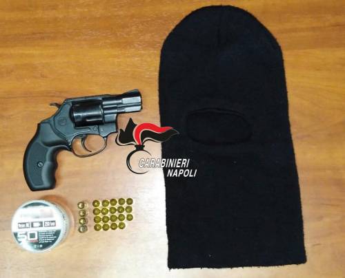 Sul Vesuvio con una pistola senza tappo rosso, arrestati due giovani