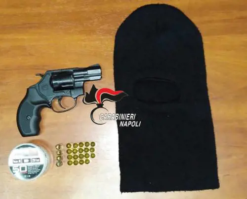 Sul Vesuvio con una pistola senza tappo rosso, arrestati due giovani