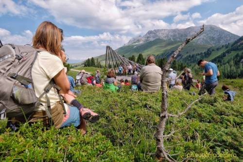 Val di Fiemme, "gesti d'arte" per il clima nel parco Respirart con vista sulle Dolomiti