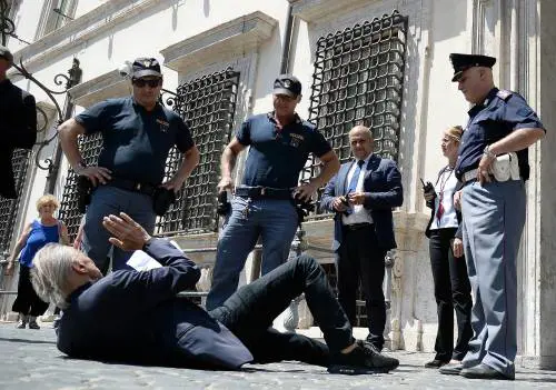 "Io vittima come Bibbiano". E l'avvocato si sdraia davanti palazzo Chigi