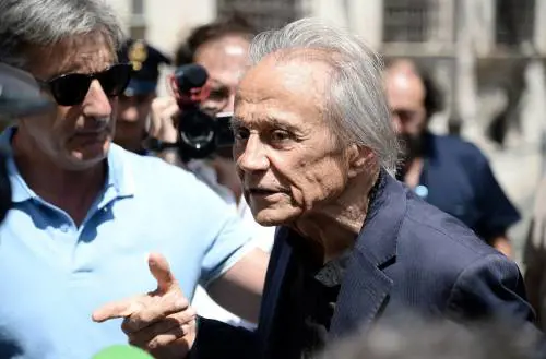 L'avvocato Carlo Priolo protesta davanti Palazzo Chigi 