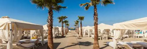 L'Italia dal Twiga al Papeete Al mare la sfida élite-popolo