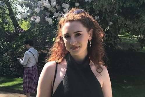 La sua ricerca va male: studentessa si suicida lanciandosi da un aereo