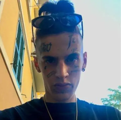 Young Signorino schiaffeggia uno spettatore al concerto: "Fidati, questa è educazione"