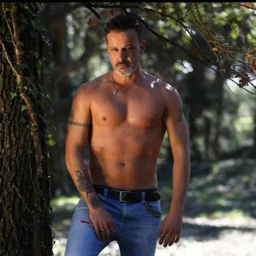Kikò Nalli a torso nudo contro gli hater: "Arrivaci alla mia età"