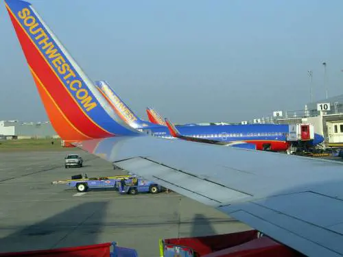 L'assistente di volo si nasconde nella cappelliera dell'aereo