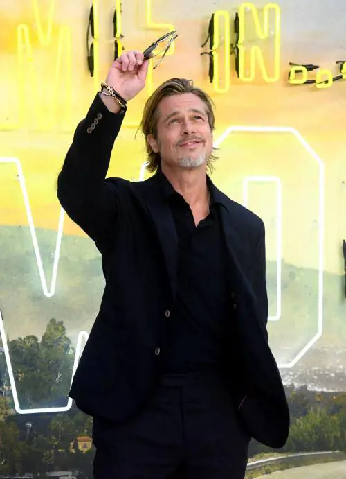Lena Dunham bacia Brad Pitt, ma è giallo su quanto accaduto alla premiere del film di Tarantino 