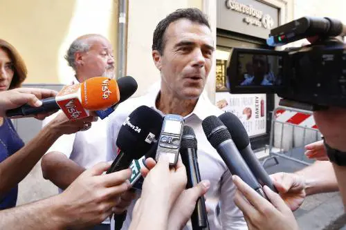 La difesa di Gozi non regge: tace su soldi e dà del "fascista"