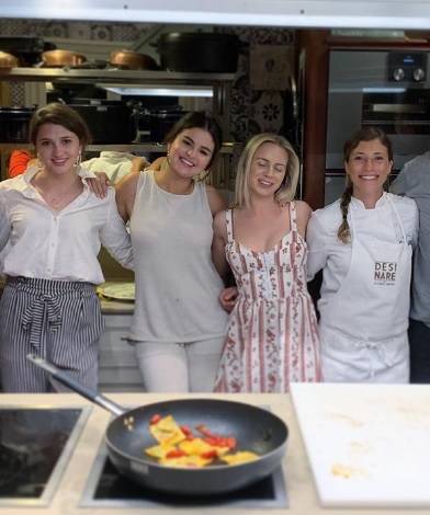 Selena Gomez a lezione di cucina a Firenze, il suo tiramisù è il migliore