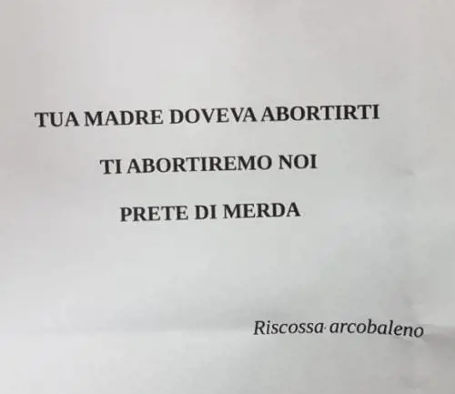 Gay minacciano prete anti Pride: "ti abortiremo noi prete di m..."