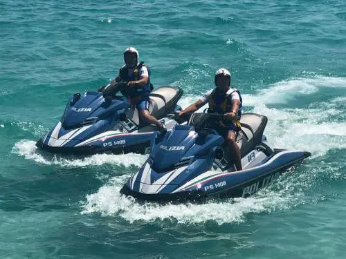 È agli arresti domiciliari: lo beccano a bordo di un gommone