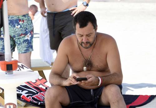 Salvini (col Viminale) si sposta a Milano Marittima: "Con Bruxelles trattiamo da qui"