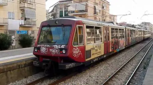 "Sono il figlio di Dio": psicopatico sbraita sul treno della Circum, che resta fermo per un’ora