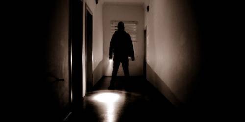 Banditi fanno irruzione in casa per rapinare la famiglia: ferita una bambina