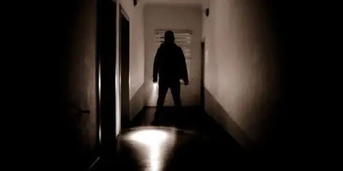 Banditi fanno irruzione in casa per rapinare la famiglia: ferita una bambina