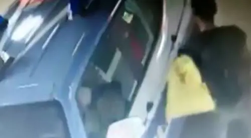 Tossicodipendente infila ago siringa nella portiera dell'auto di polizia