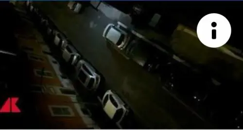 Divani buttati in strada: video choc dei residenti